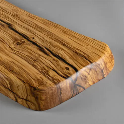 detalle de tabla de cortar de olivo